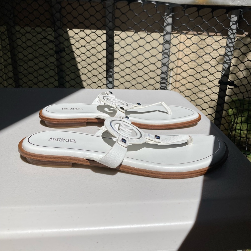 Michael Kors Optic White Leather Aubrey Cutout Thong Slides Sandals Silver Studs - Picture 8 of 15